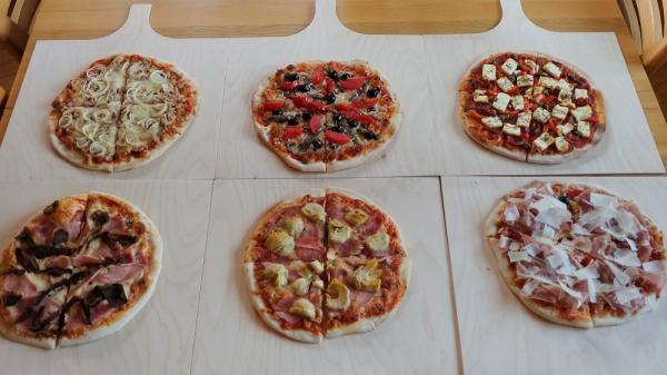 Pizza fertig auf dem Tisch